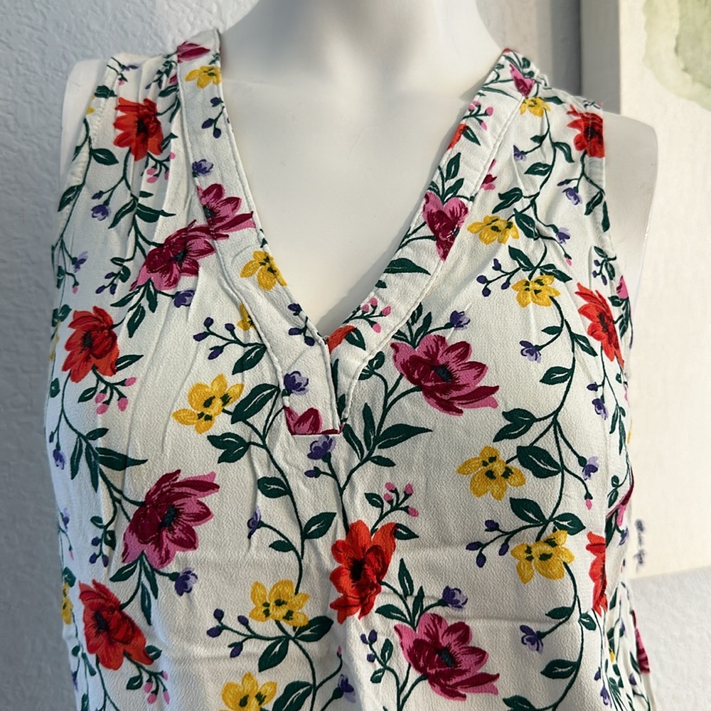 Old Navy  Sleeveless V-Neck White Floral Blouse - Picture 2 of 9